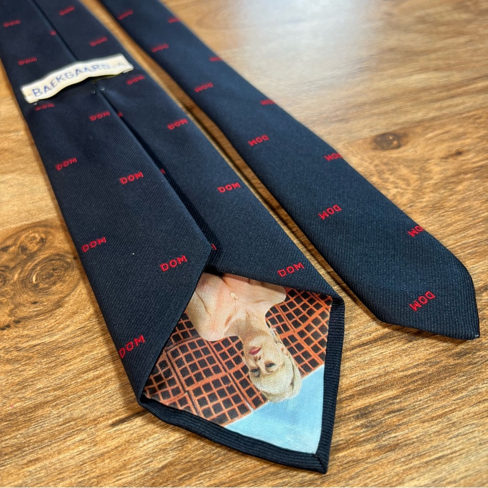 Baekgaard - PEEK-A-BOO Blonde Risqué Pin-up Model Navy Inconspicuous Tie - Picture 3 of 12